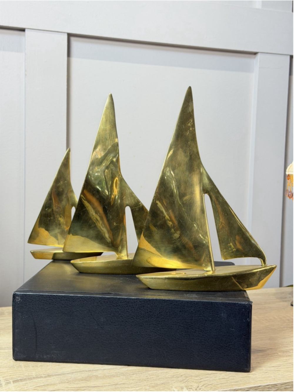 Vintage - Set of 3 Solid Brass Sailboats - Height of Each: 10”/ 9.5“/ 7”tall - Picture 14 of 15
